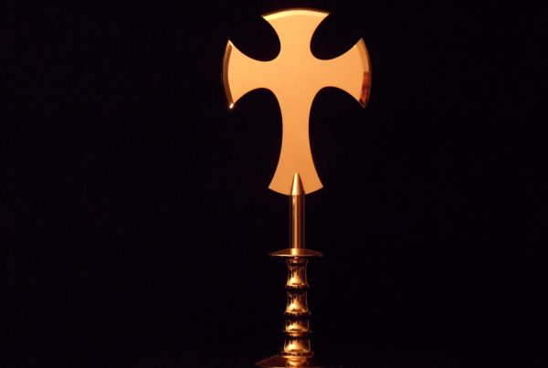 The Adoration De Aanbidding Christian symbol as fistweapon Christelijk symbool als vuistwapen- Gold plated steel