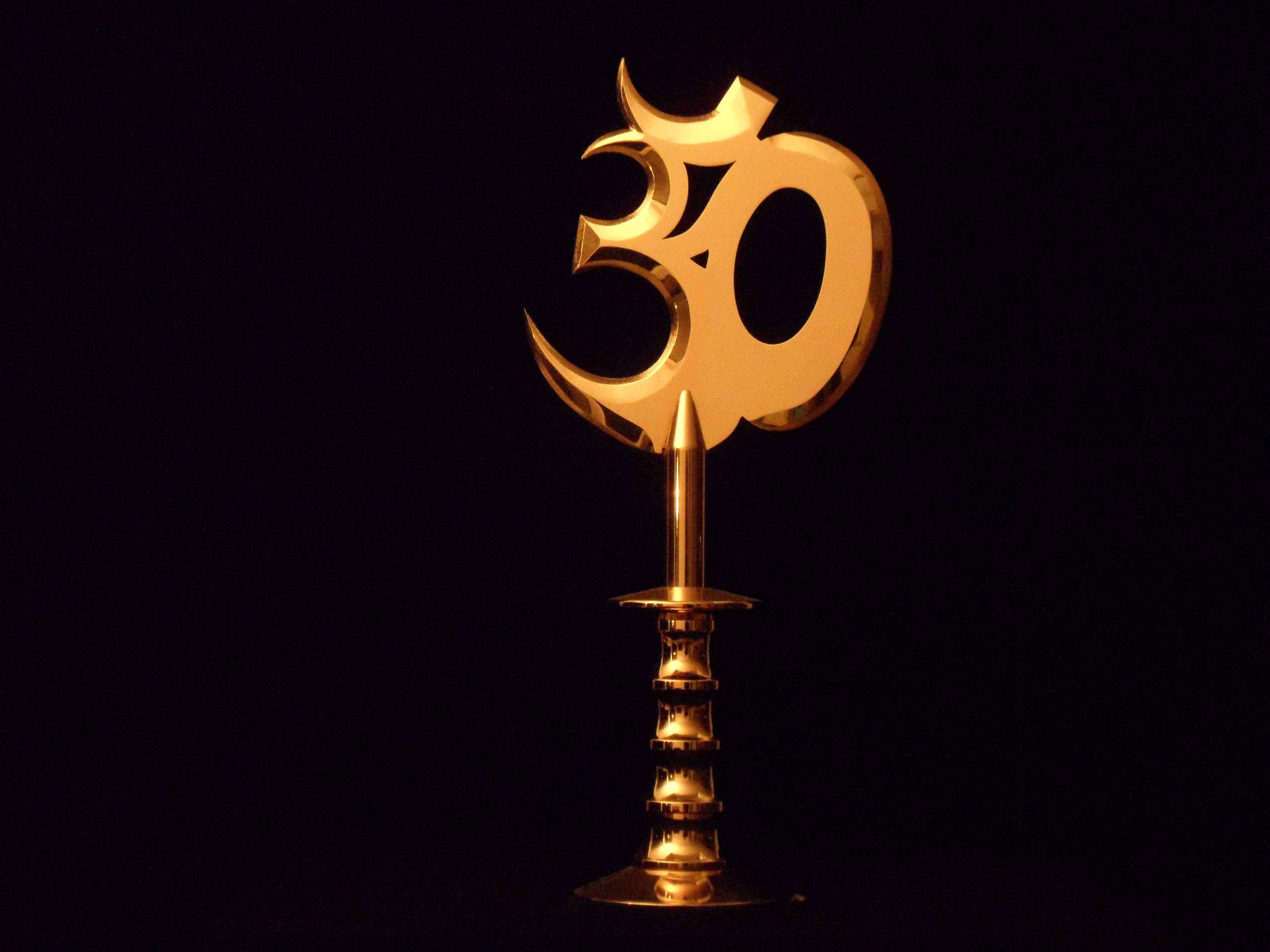 The Adoration De Aanbidding Hindu symbol as fistweapon Hindoe symbool als vuistwapen- Gold plated steel