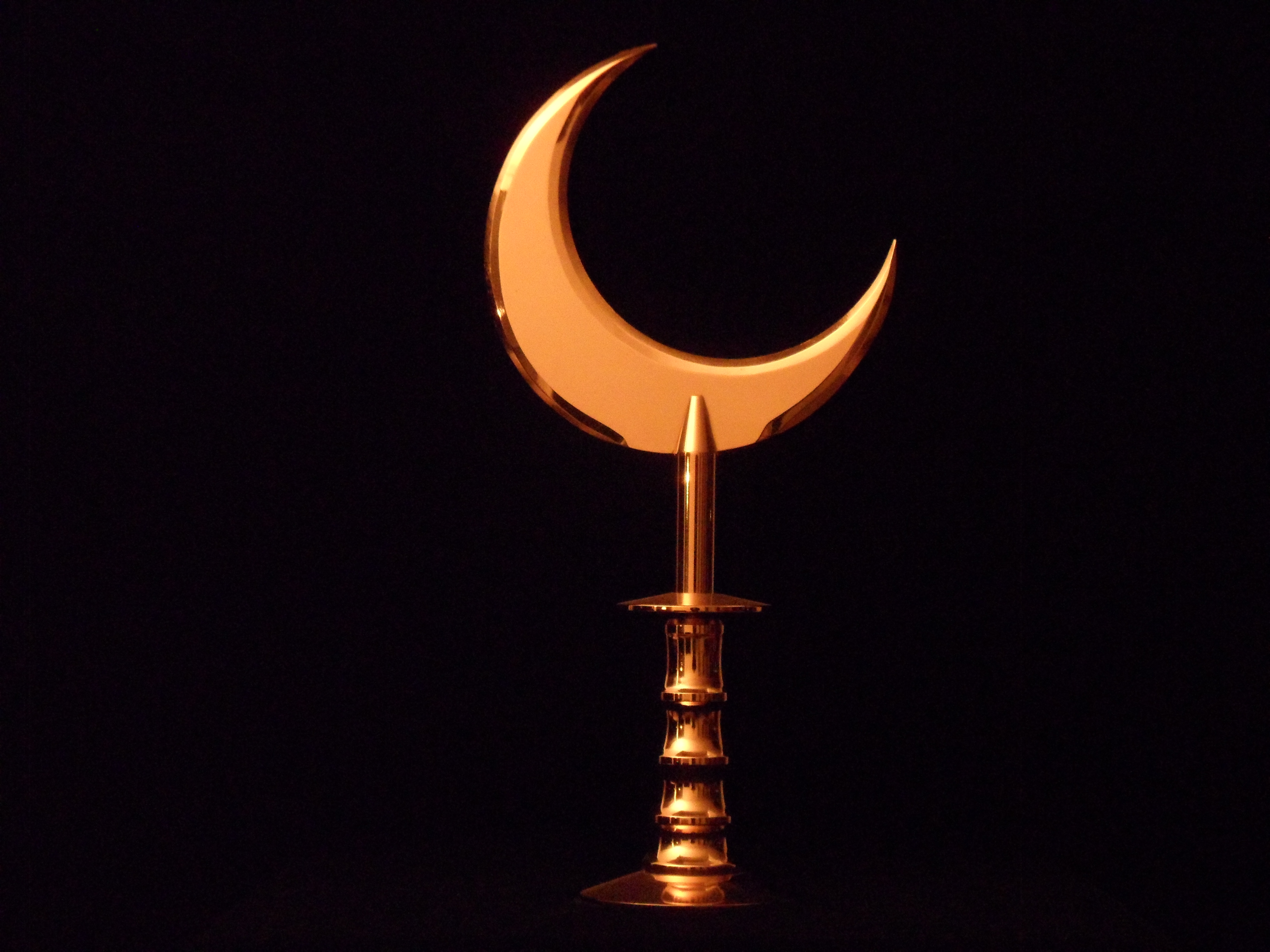 The Adoration De Aanbidding Islam symbol as fistweapon Islam symbool als vuistwapen Gold plated steel