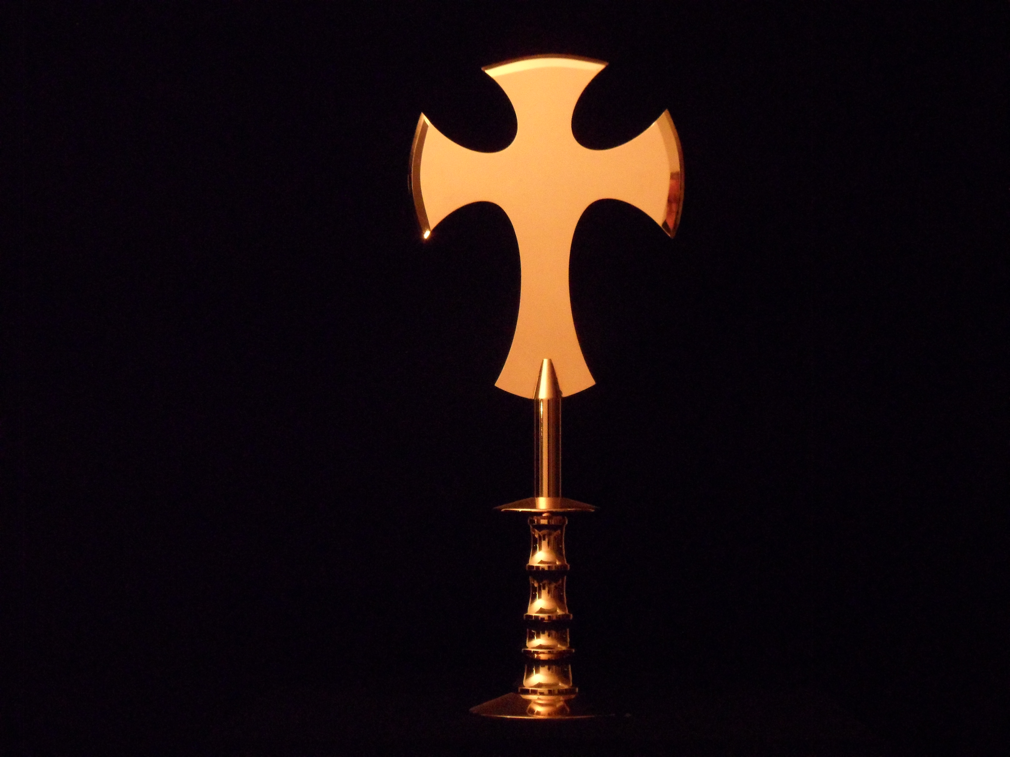 The Adoration De Aanbidding Christian symbol as fistweapon Christelijk symbool als vuistwapen- Gold plated steel