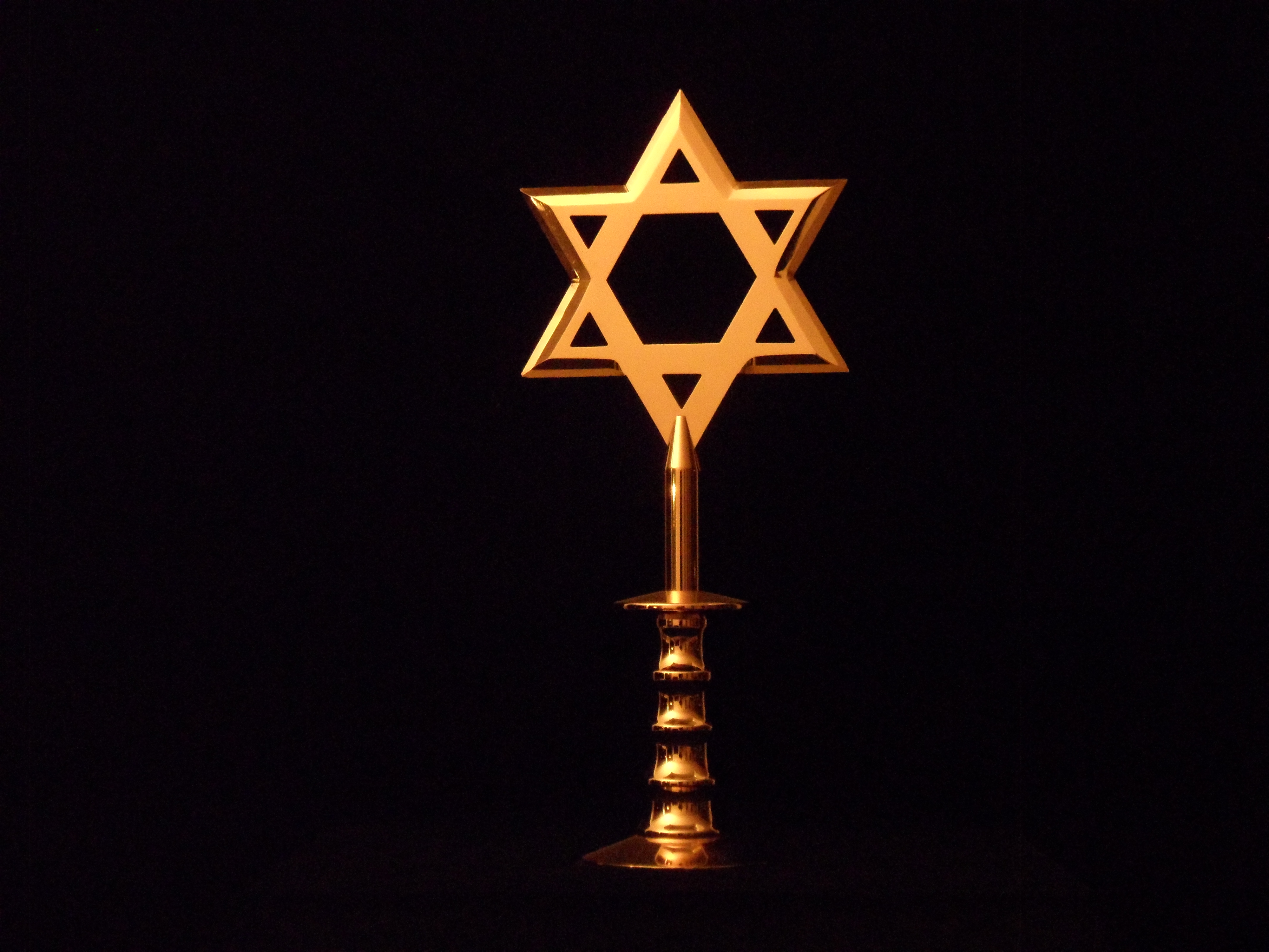 The Adoration De Aanbidding Jewish symbol as fistweapon Joods symbool als vuistwapen Gold plated steel